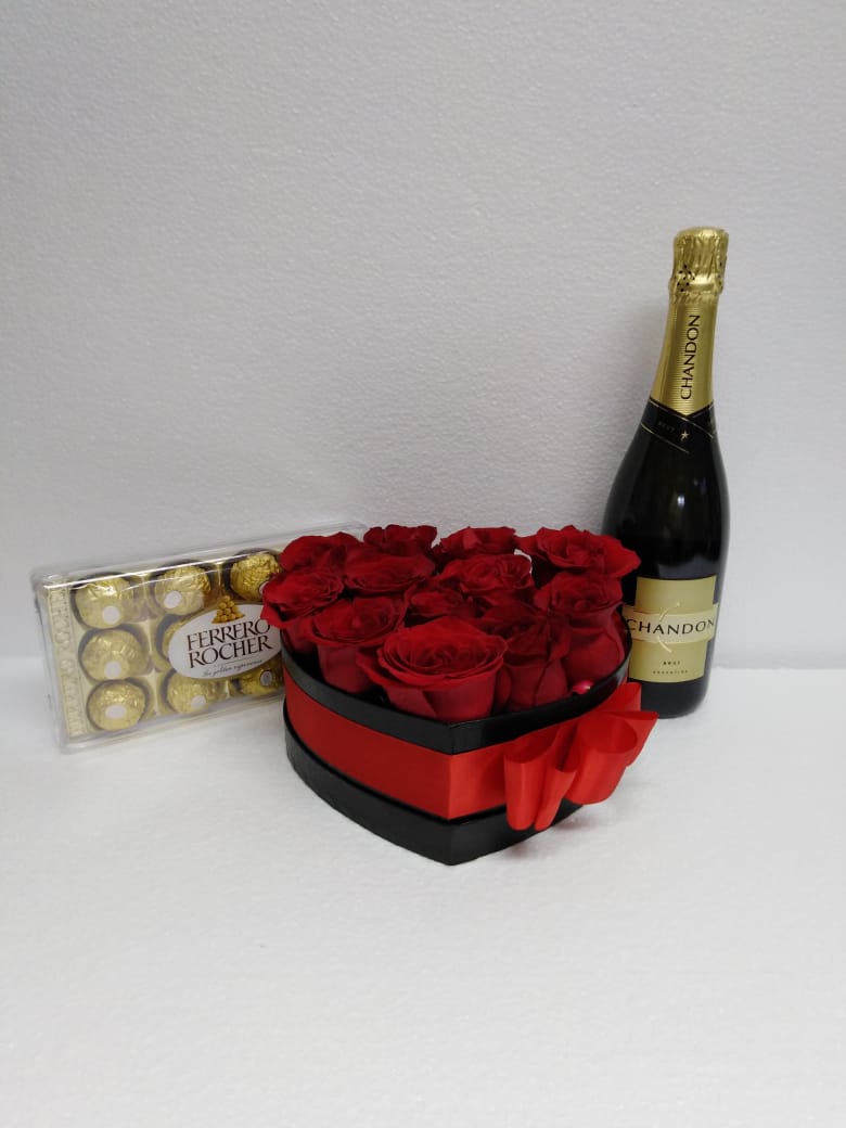 Caja corazn con 12 Rosas Champagne 375cc y Bombones Ferrero Rocher 150 Grs